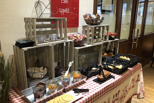 Daily buffet breakfast for a fee