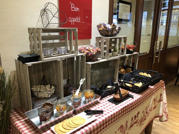 Daily buffet breakfast for a fee