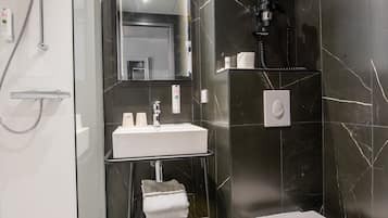 Bañera con ducha, artículos de tocador gratuitos, secador de pelo
