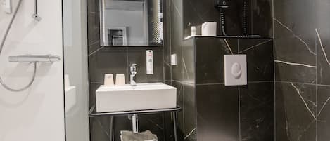 Ensemble baignoire-douche, articles de toilette (gratuits)
