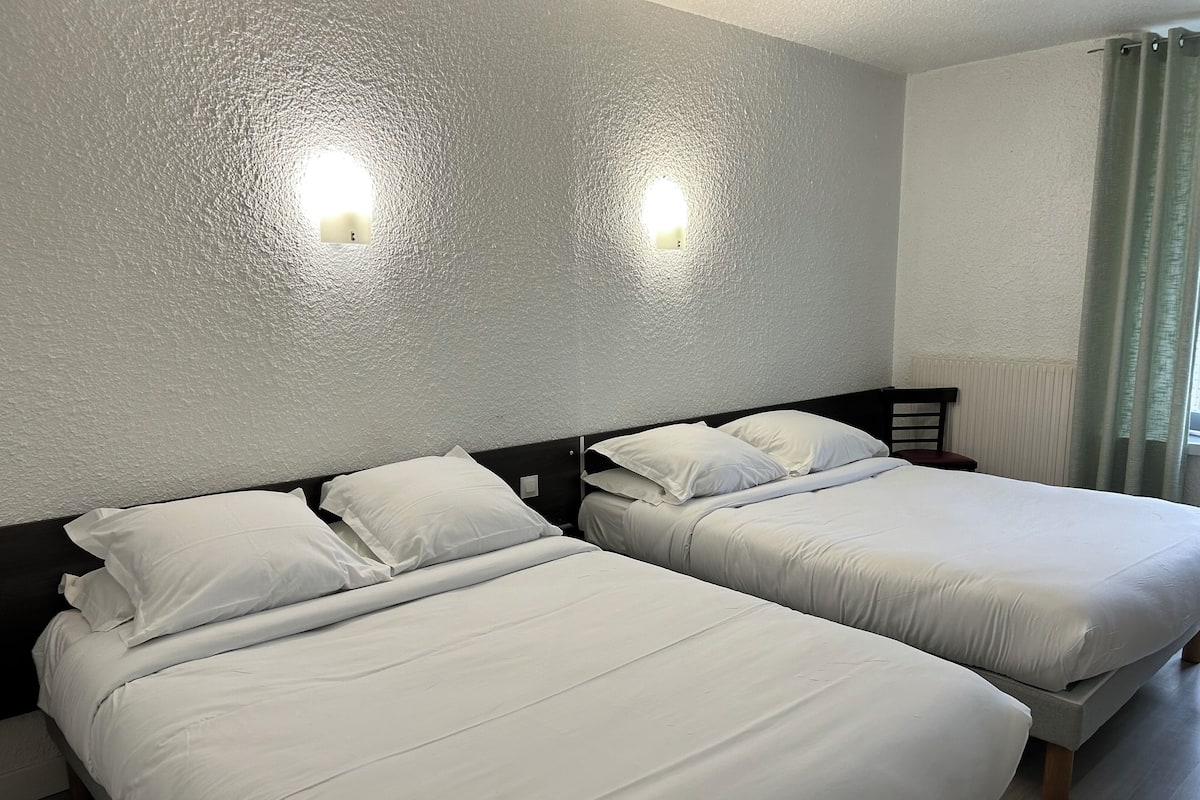 Familie vierpersoonskamer | Een bureau, gratis babybedden, gratis wifi, beddengoed