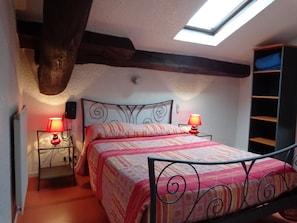 Quarto casal, 1 cama Queen | Escrivaninha, berços grátis, Wi-Fi de cortesia, roupa de cama