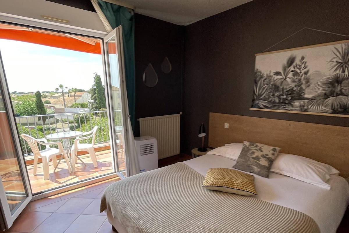 In-room safe, desk, soundproofing, cots/infant beds