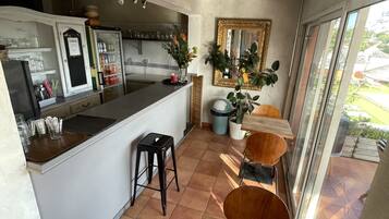 Bar en bord de piscine