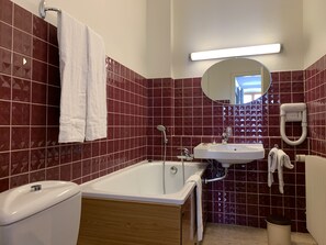 Single Room | Bathroom | Deep-soaking bathtub, bathrobes, towels - Citotel Les Vosges (Obernai)