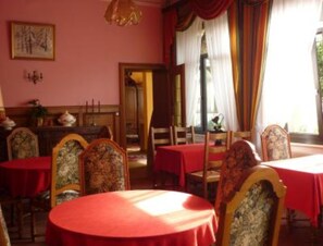 Petit déjeuner buffet (12.50 EUR par personne)