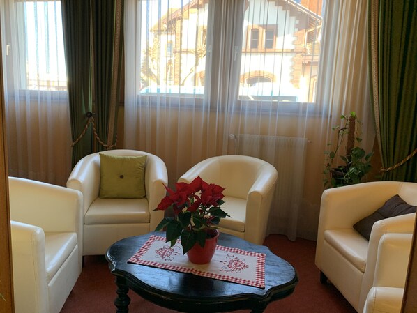 Coin salon dans le hall