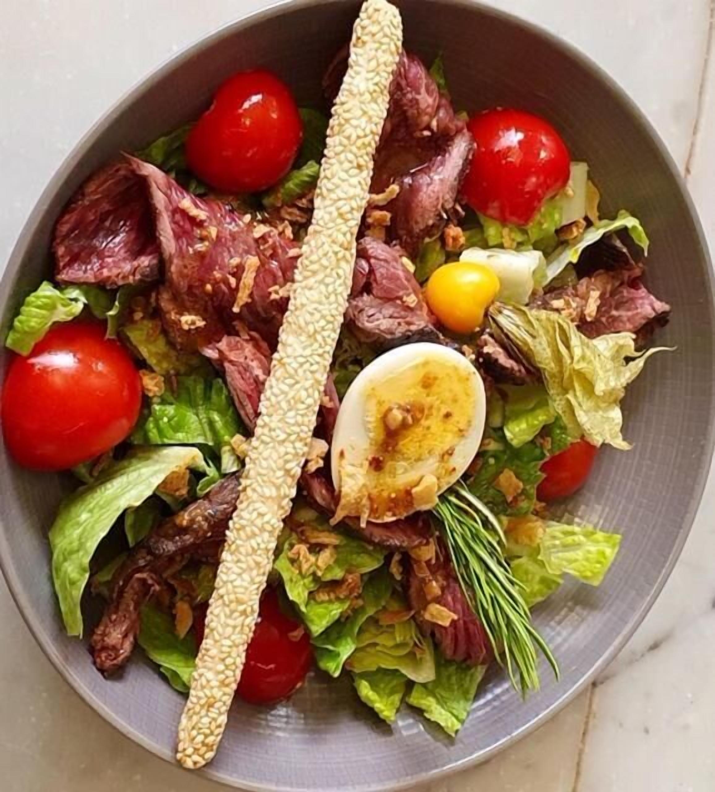 Ensalada con diversos ingredientes.