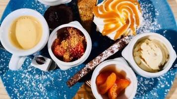 Een bord met diverse desserts, waaronder ijs, gebak en chocolade.
