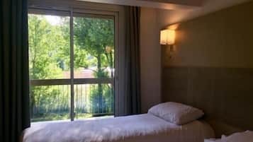 Escritorio, cortinas blackout y sistema de insonorización