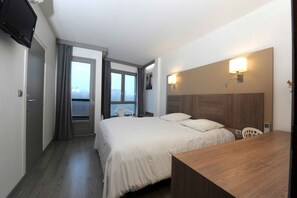 Desk, blackout drapes, soundproofing, iron/ironing board - La Chartreuse Logis Hotel Restaurant (Cahors)