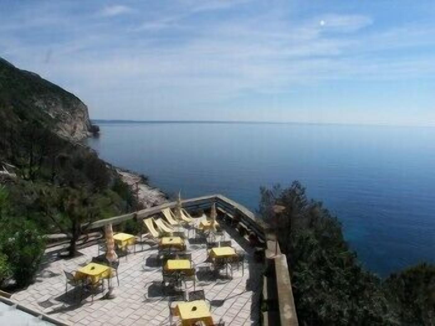 Breakfast and dinner served, local cuisine