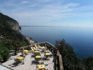 Breakfast and dinner served, local cuisine