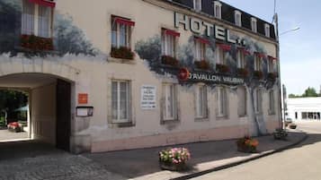 Ett hotell med en skylt som visar att det är D’AVALON VAUBAN.