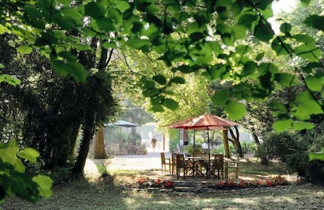 Outdoor dining. Citotel Avallon Vauban
