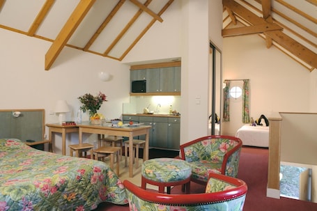 Individually decorated, desk, free WiFi. Citotel Avallon Vauban