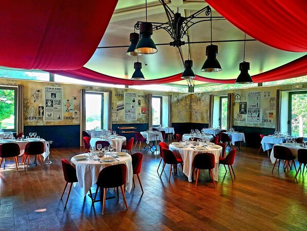 2 restaurants, breakfast, lunch, dinner served; French cuisine