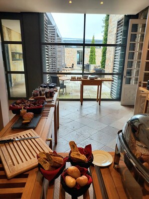 Daily cooked-to-order breakfast for a fee - Domaine De Barres (Langogne)