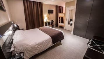 Double cocooning | Premium bedding, desk, blackout curtains, soundproofing