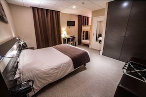 Habitación Confort doble | Ropa de cama de alta calidad, escritorio, cortinas opacas