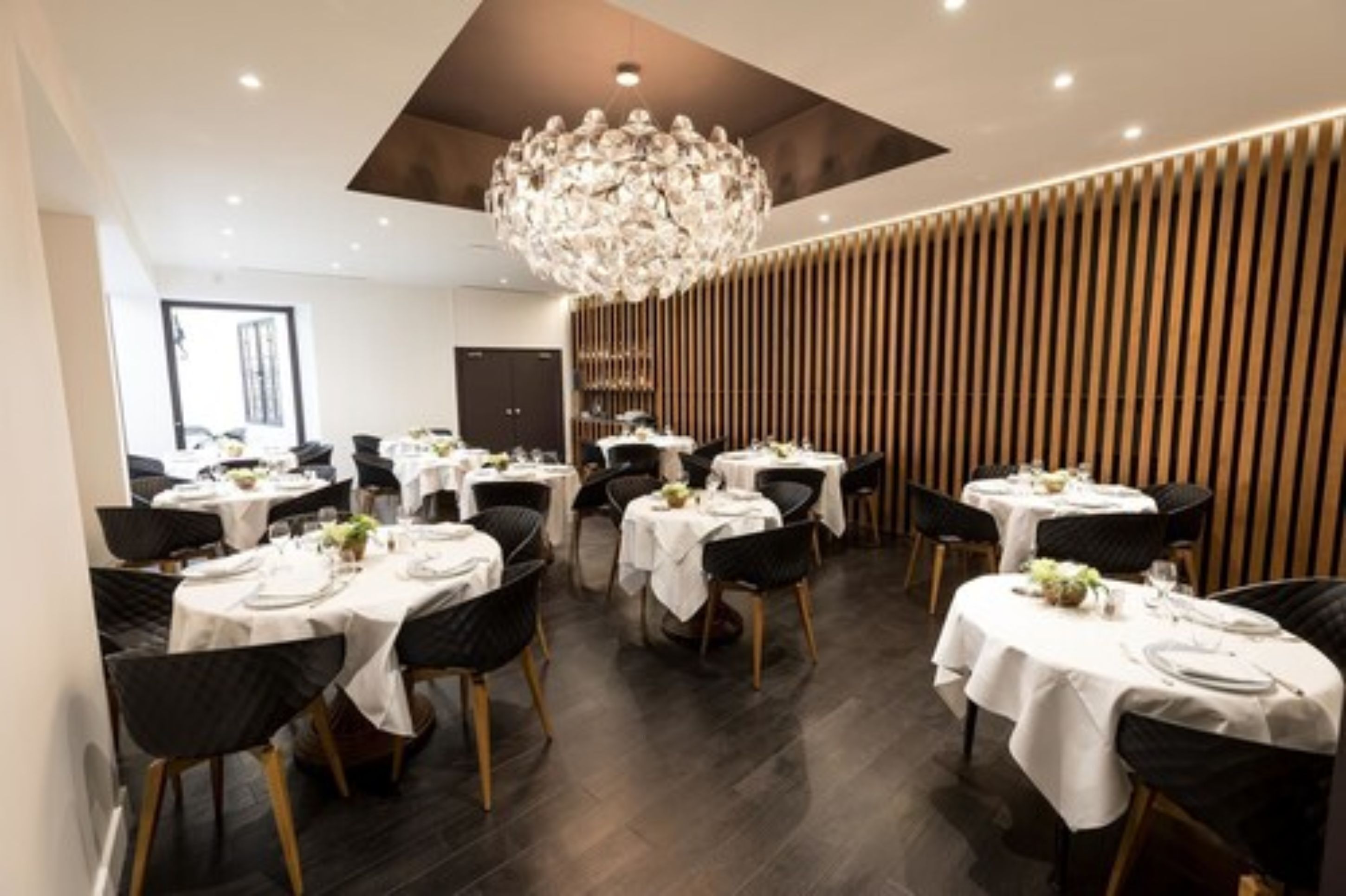 2 restaurants servant le déjeuner et le dîner, plats Cuisine française