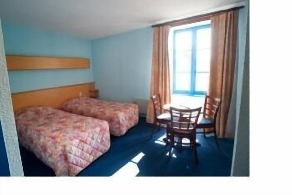 Triple Room | Desk, iron/ironing board, free cots/infant beds, free WiFi