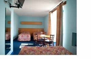 Quadruple Room | Desk, iron/ironing board, free cots/infant beds, free WiFi
