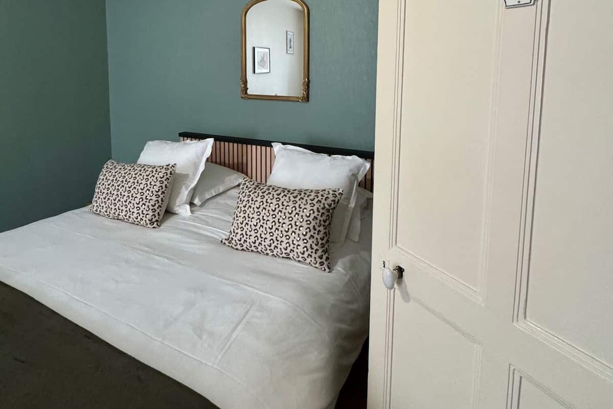 Apartment, 1 King Bed with Sofa bed, Ground Floor | 3 bedrooms, desk, iron/ironing board, free WiFi