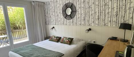 Quarto com cama, escrivaninha, cadeira, espelho e janela com cortinas.