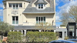 A building with a sign reading "LE CLOS DU PONTIC".