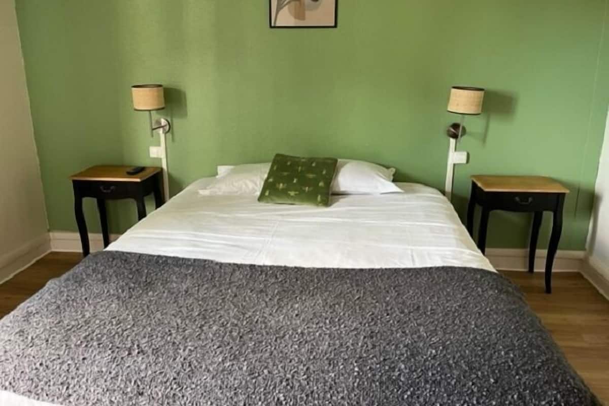 3 bedrooms, desk, iron/ironing board, free WiFi