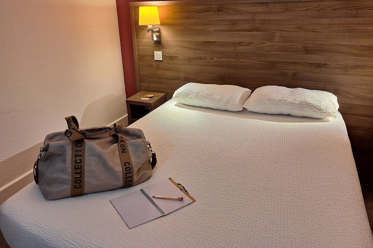 Club Double Room | Desk, blackout drapes, soundproofing, iron/ironing board