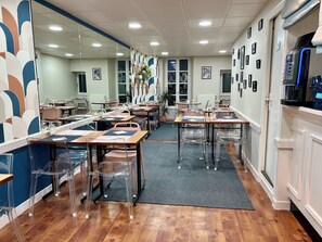 Tägliches Frühstücksbuffet (15 EUR pro Person)