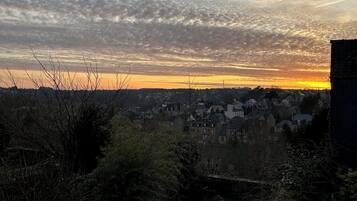 Vista de un pueblo al atardecer con edificios a lo lejos.