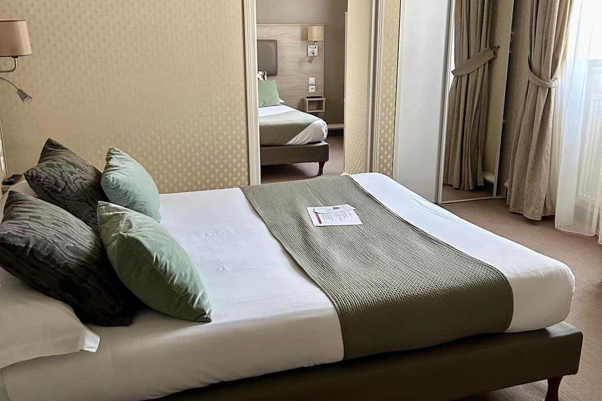 family room, 2 bedrooms | individually decorated, blackout curtains, soundproofing