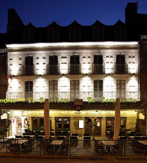 Front of property - evening/night - Hotel Marguerite (Dinan)