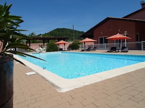 Seasonal outdoor pool, open 9:00 AM to 8:00 PM, pool umbrellas - Hôtel d'Occitanie (Pont-du-Casse)