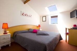 Standard dubbelrum - privat badrum (Baignoire) | Sängtillbehör av högsta kvalitet och värdeförvaringsskåp på rummet