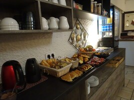 Desayuno buffet diario (EUR 11 por persona)
