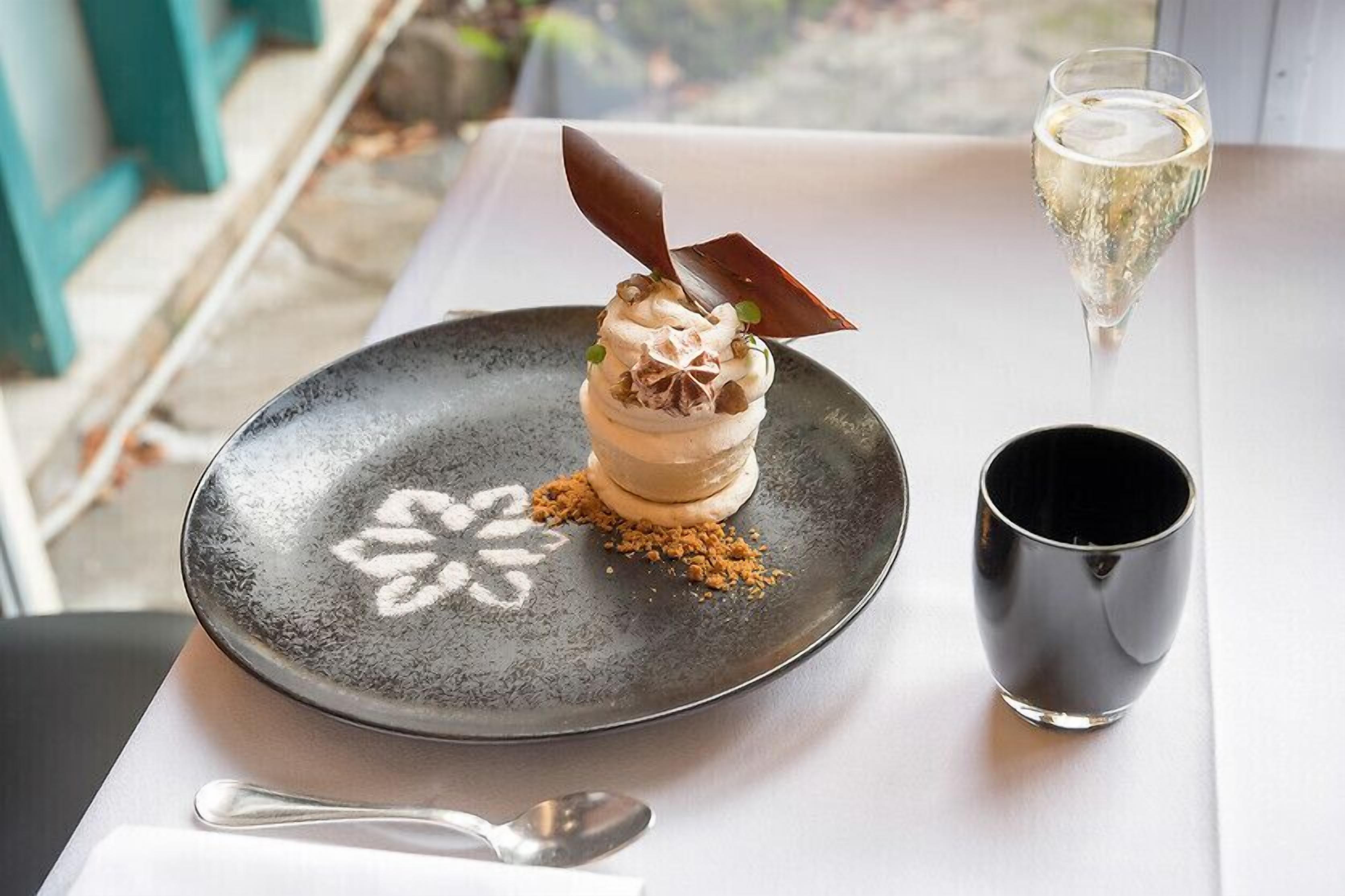 lunch and dinner served, french cuisine