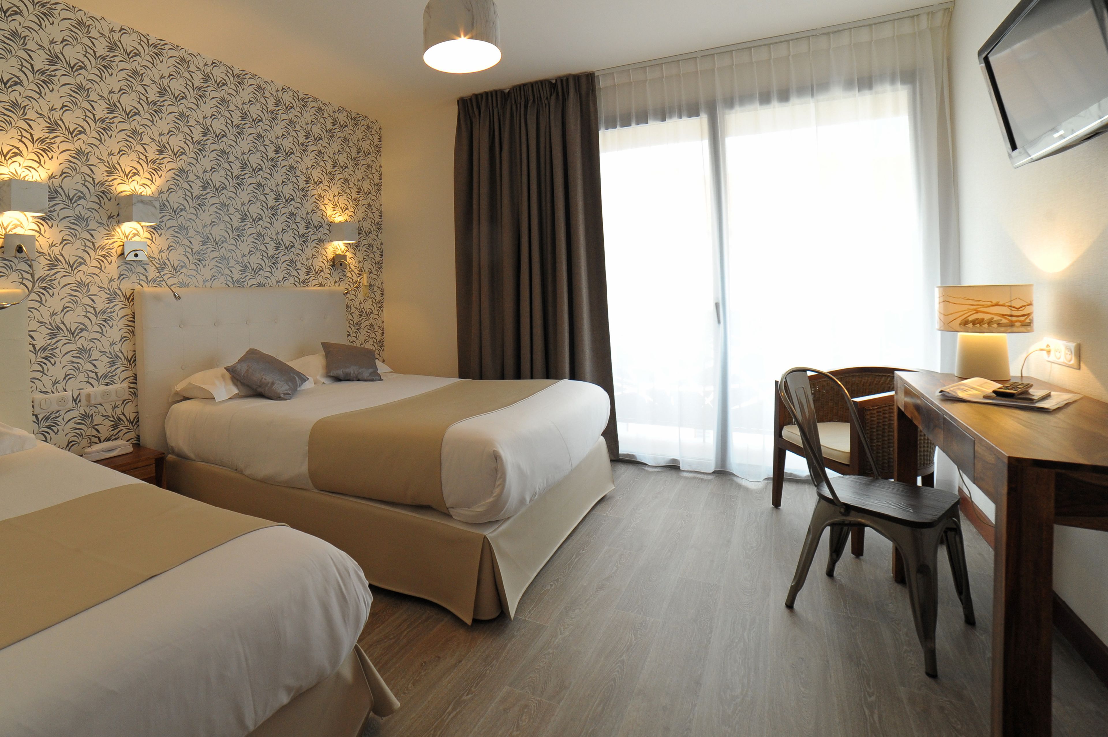 comfort triple room | desk, soundproofing, free cots/infant beds, free wifi