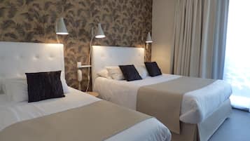 Comfort Triple Room | Desk, soundproofing, free cribs/infant beds, free WiFi