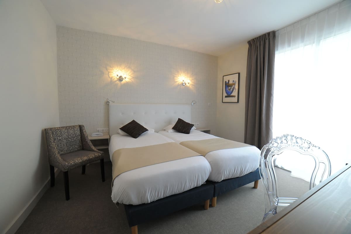 Comfort Twin Room | Desk, soundproofing, cribs (free), WiFi (free)
