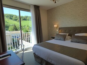 Comfort Double Room | Desk, soundproofing, free cribs/infant beds, free WiFi - Urban Style L'Étape (Saint-Flour)