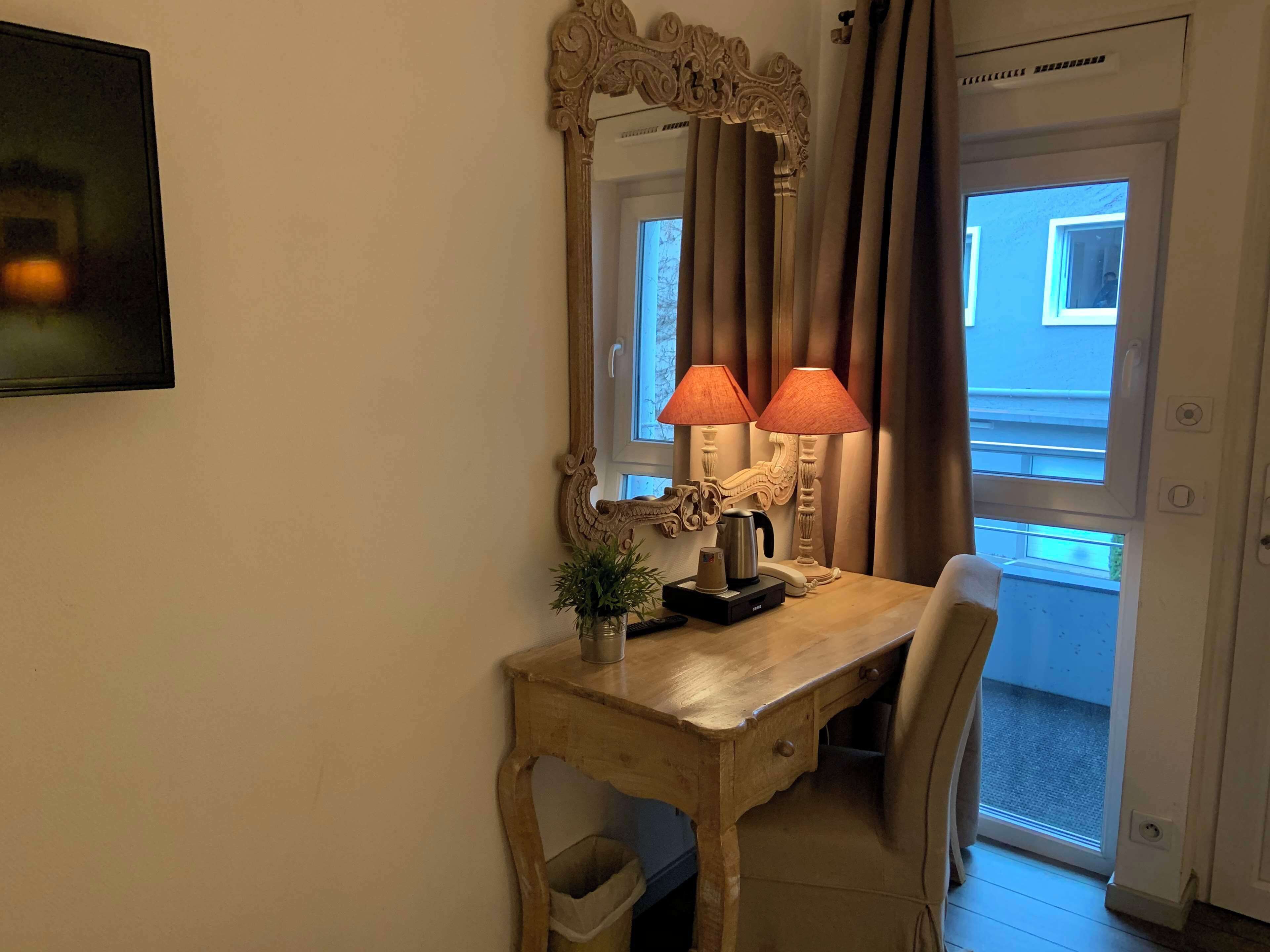 desk, free wifi, bed sheets