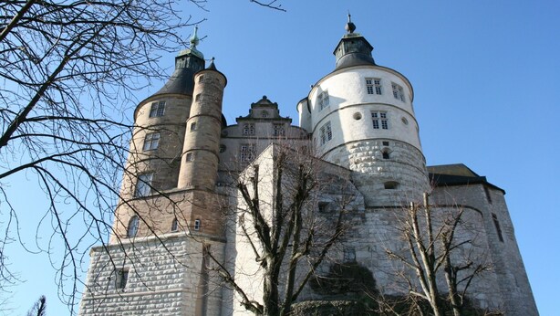 Un castillo histórico con múltiples torres y un edificio central imponente.