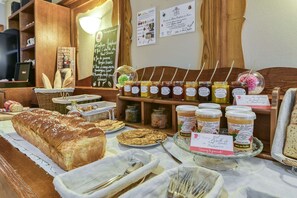 Petit déjeuner buffet servi tous les jours en supplément