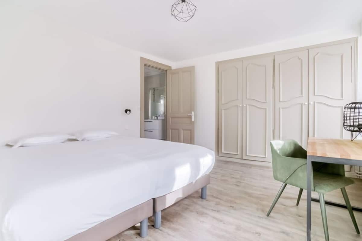 Studio Suite | Desk, free WiFi, bed sheets