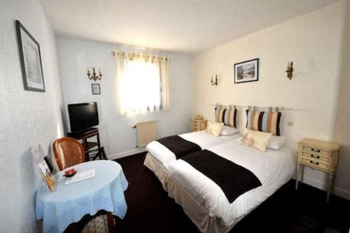 standard room, 2 single beds | in-room safe, soundproofing, free wifi