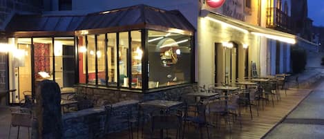 Fassade der Unterkunft – Abend/Nacht
